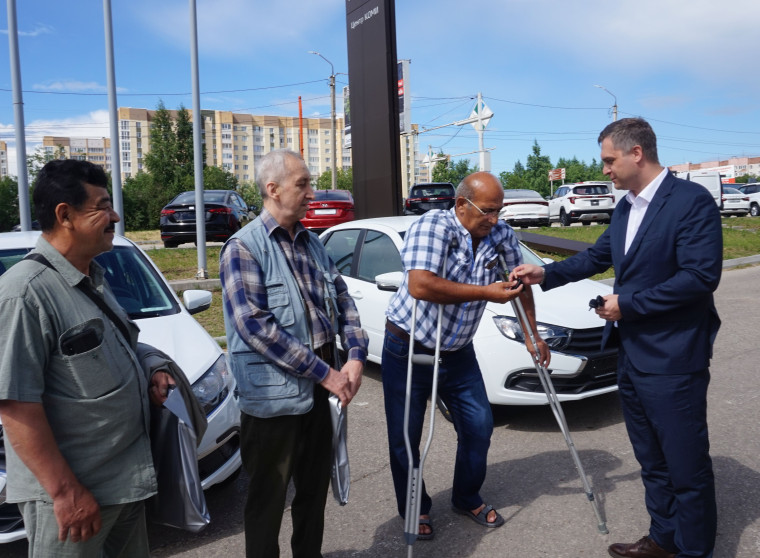 Семь жителей республики, пострадавших на производстве, получили новые автомобили от Отделения Социального фонда России по Коми. Семь жителей республики, пострадавших на производстве, получили новые автомобили от Отделения Социального фонда России по Коми.